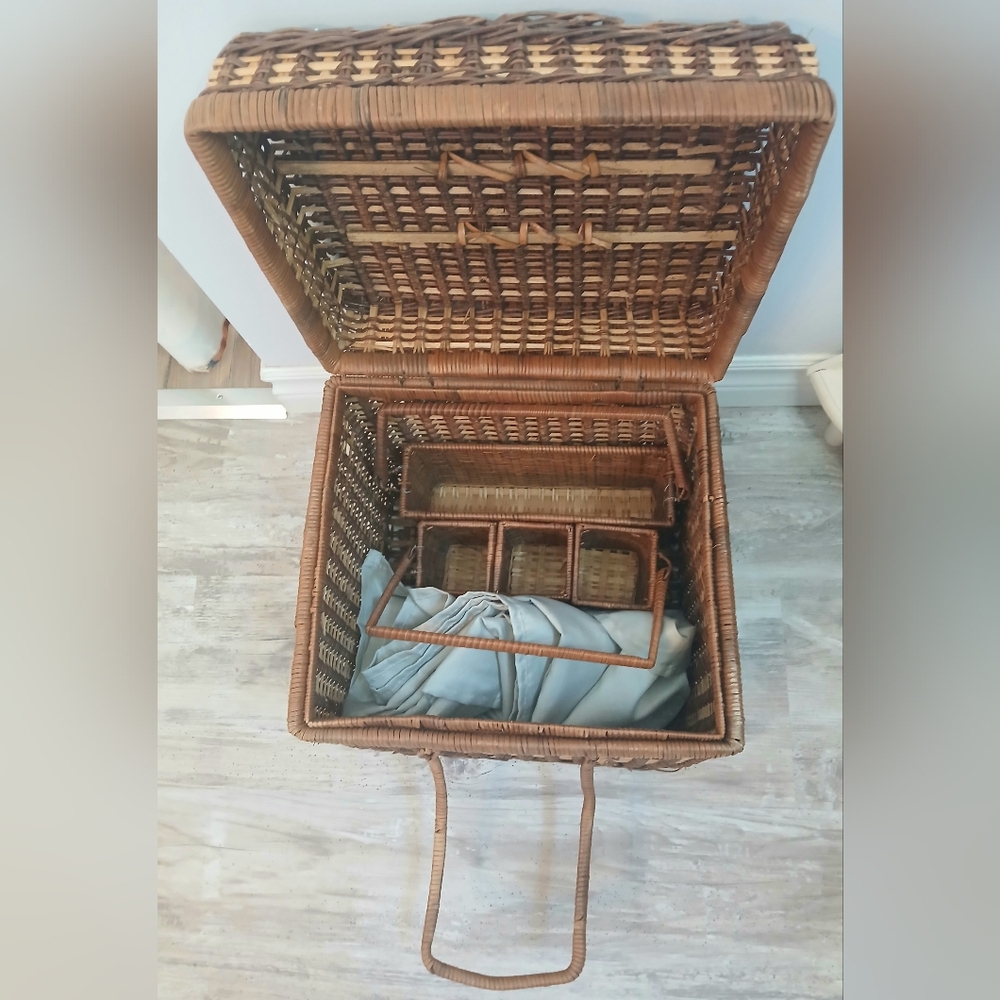 Vintage-Style Wicker Picnic Basket with Inserts & Tablecloth – Boho Cottagecore